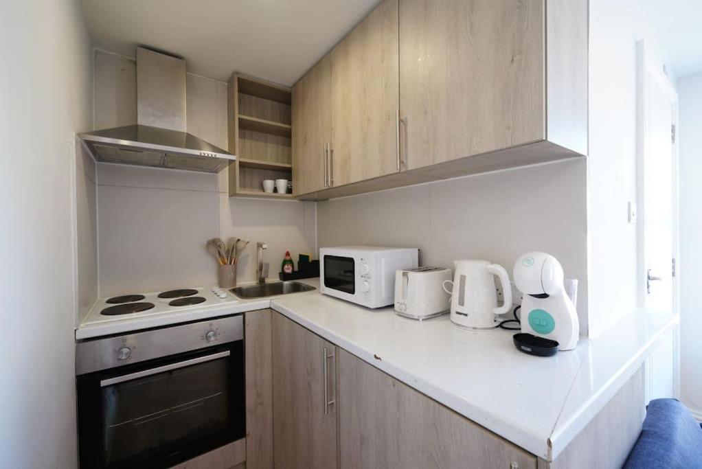 New Private Studio Apartment London 5 Buitenkant foto